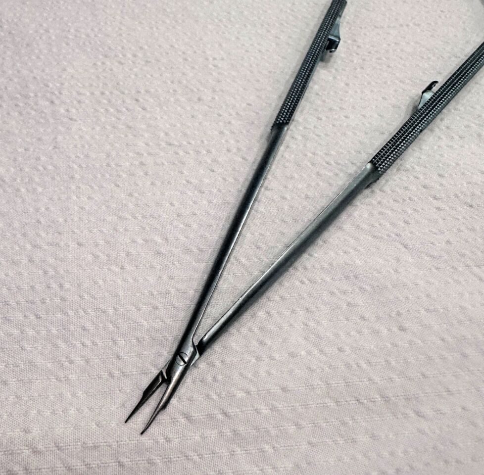 ASSI BSLT218 Classic MicroLite Titanium Needle Holder 18cm w/ Catch 0.15mm Tip — photo 4