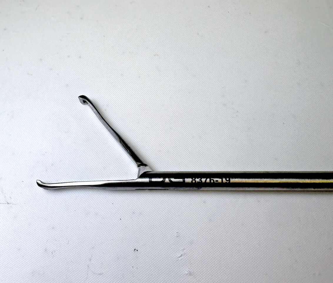 DAVIS-GECK 8376-19 Laparoscopic Small Single Action Babcock Grasper w/ Ratchet — photo 4