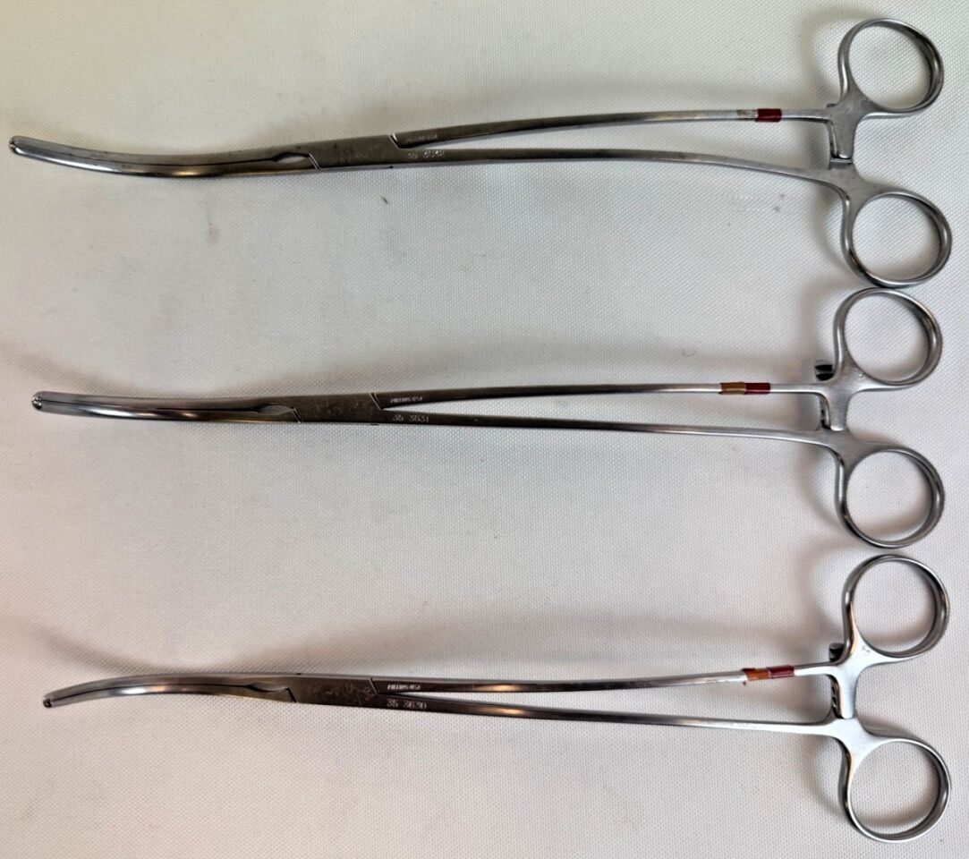PILLING 353630 31 & 32 Curved Debakey Clamps 10" Set of 3 Curved DeBakey Clamps Cardiovascular CVOR — photo 1
