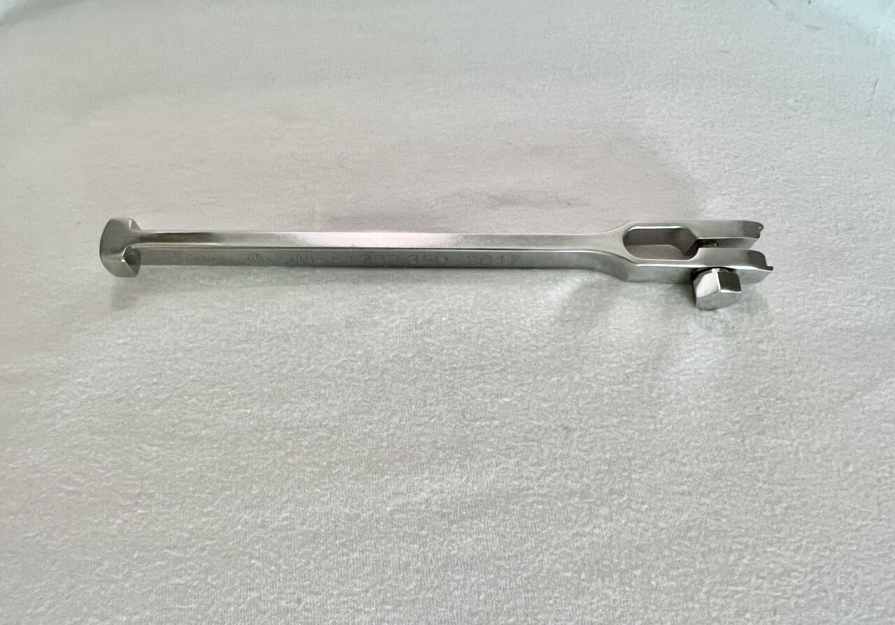 SYNTHES 332.35 Orthopedic Inserter/Extractor — photo 1