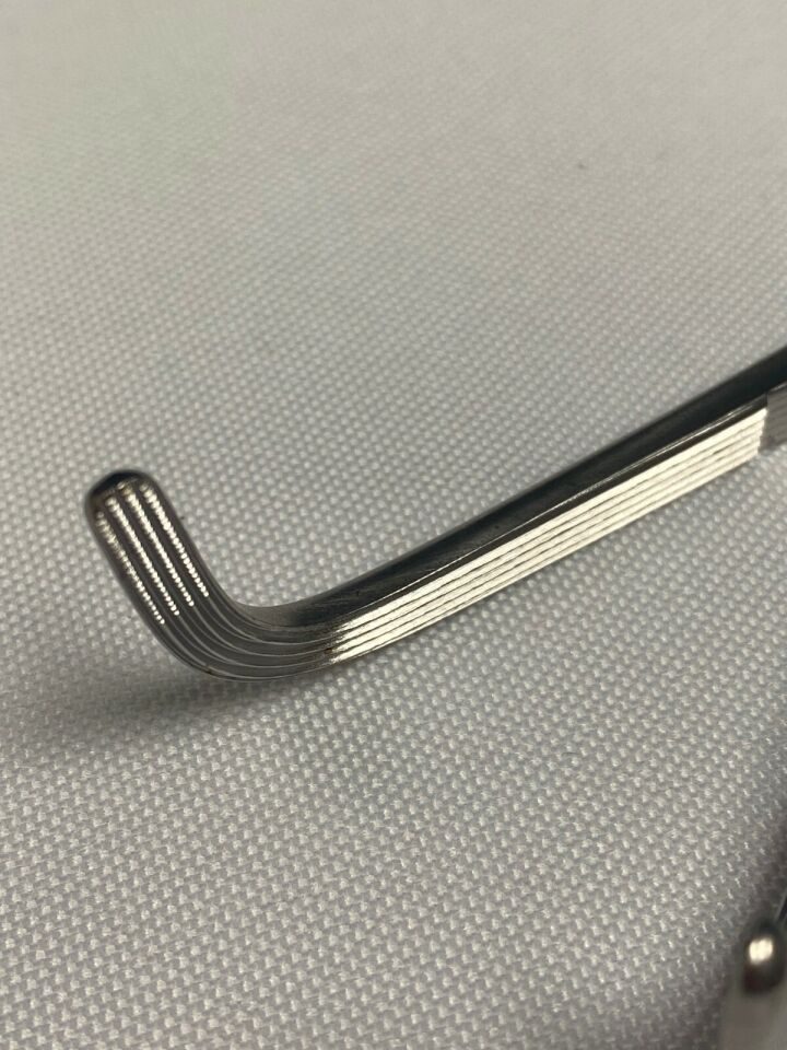 CODMAN 30-8049 HARRINGTON Thoracic Clamp Forceps 90deg Angle Serrated Tip lot of 2 — photo 6