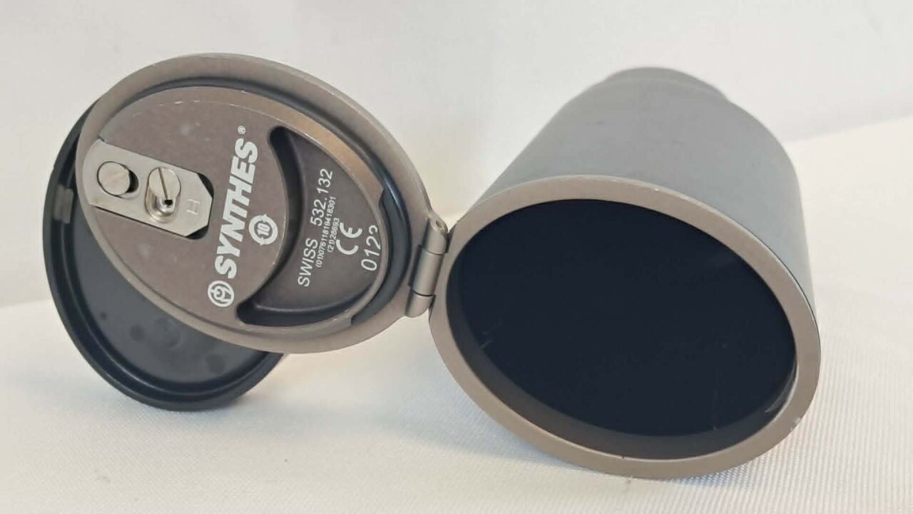 SYNTHES 532.132 Battery Casing for the Small Battery Drive II (SBD II) — photo 3