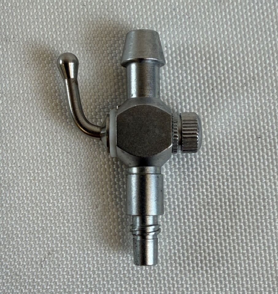 GYRUS ACMI 75R Screw On Luer Lock Adapter with Valve Threaded Stopcock — photo 2