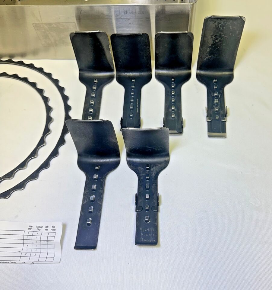 V. MUELLER Various 14 Piece Turner-Warwick Black Retractor Set w Pan — photo 2