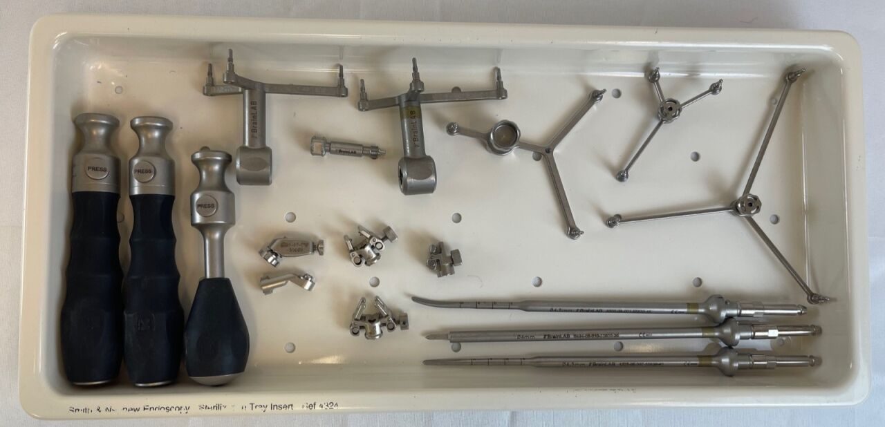 BRAINLAB VarioGuide 17 Piece   Disc Array Holder Instruments w/ Tray Neuro Spine