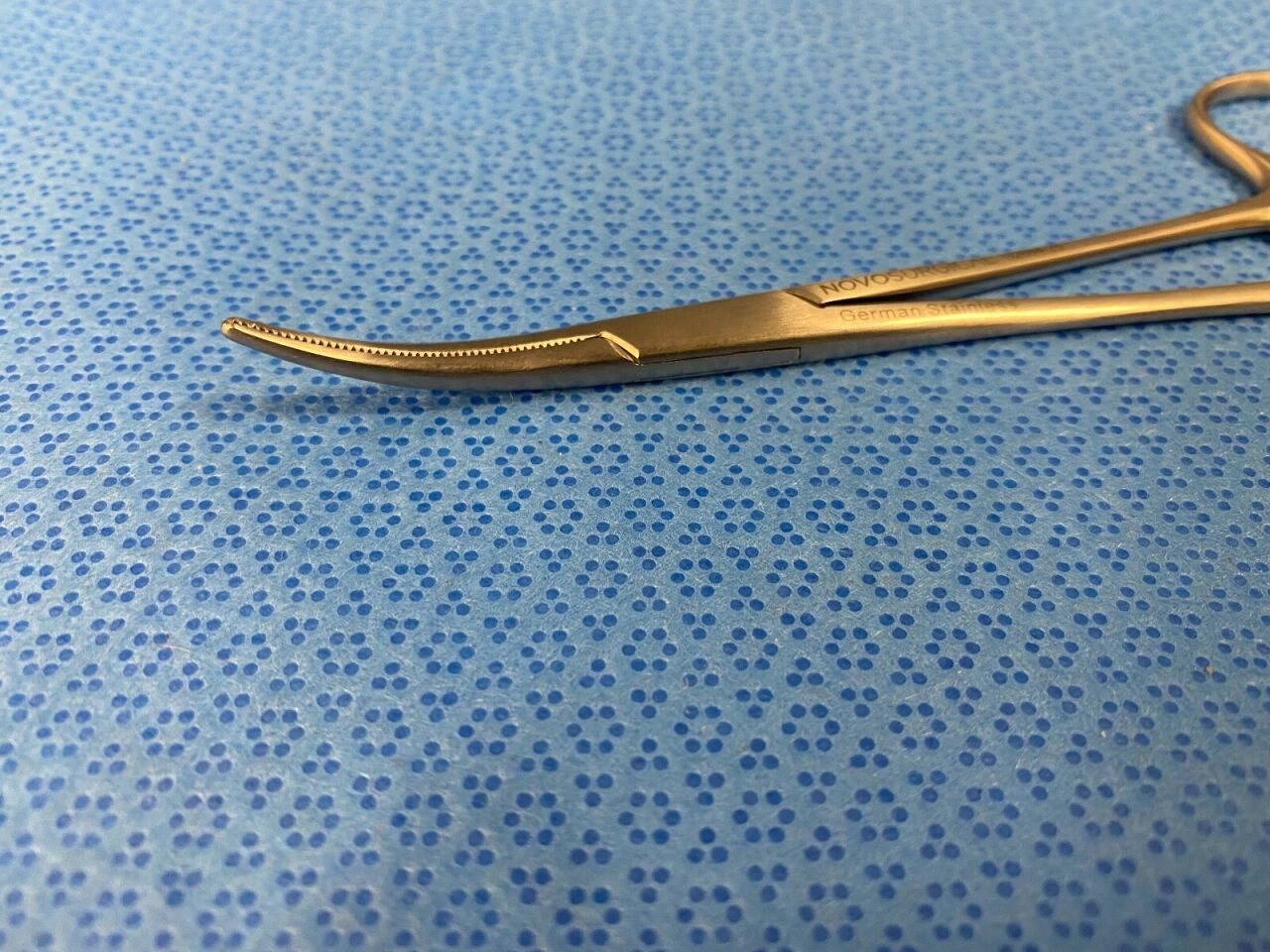 NOVO SURGICAL G2684-25 Crile Forceps Curved Tips 5 1/2" — photo 2