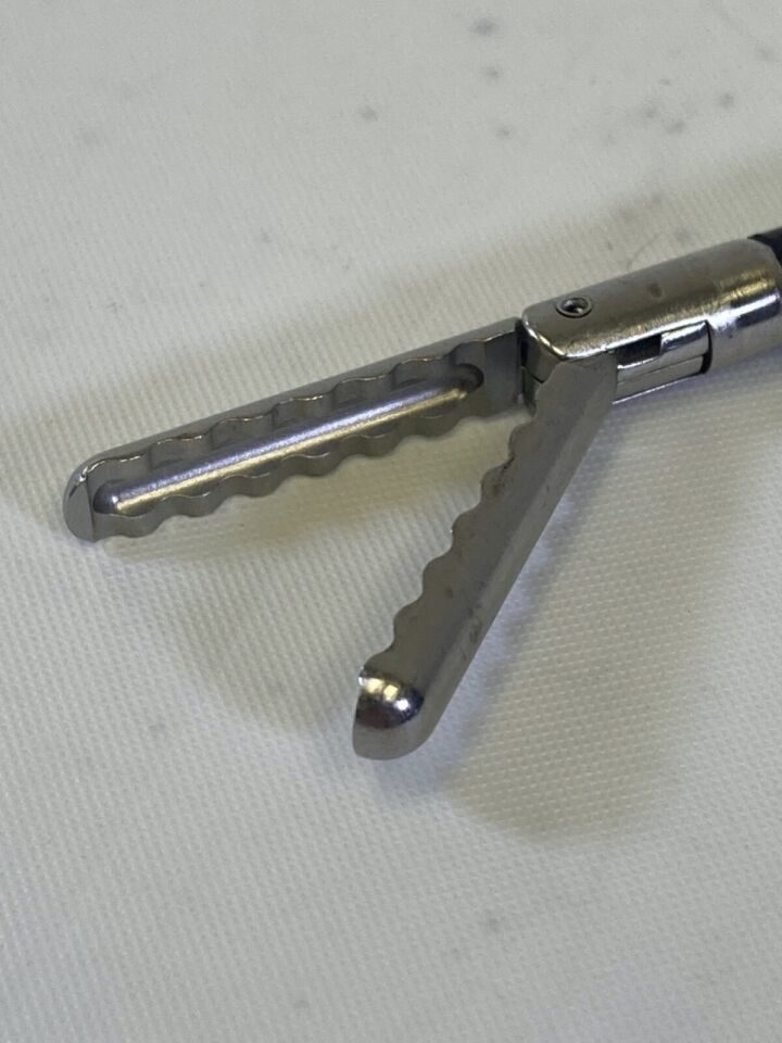 SYMMETRY 32-5127 Wavy Atraumatic Monopolar Grasper w/ Pressure Lock 5mm x 33cm — photo 5