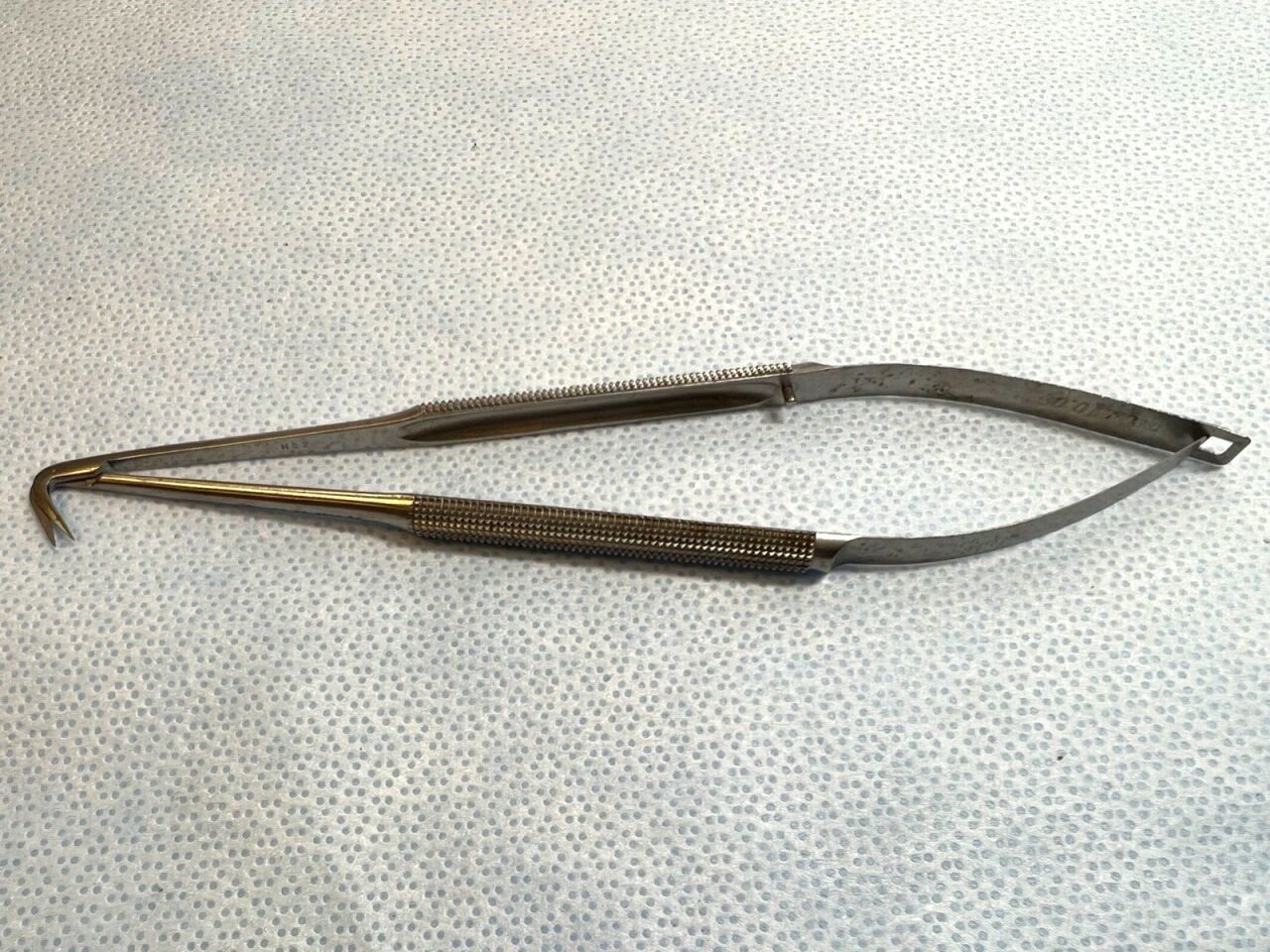 SNOWDEN-PENCER 88-6639 Uhlig Circumflex Delicate Micro Scissors 120deg X 7"