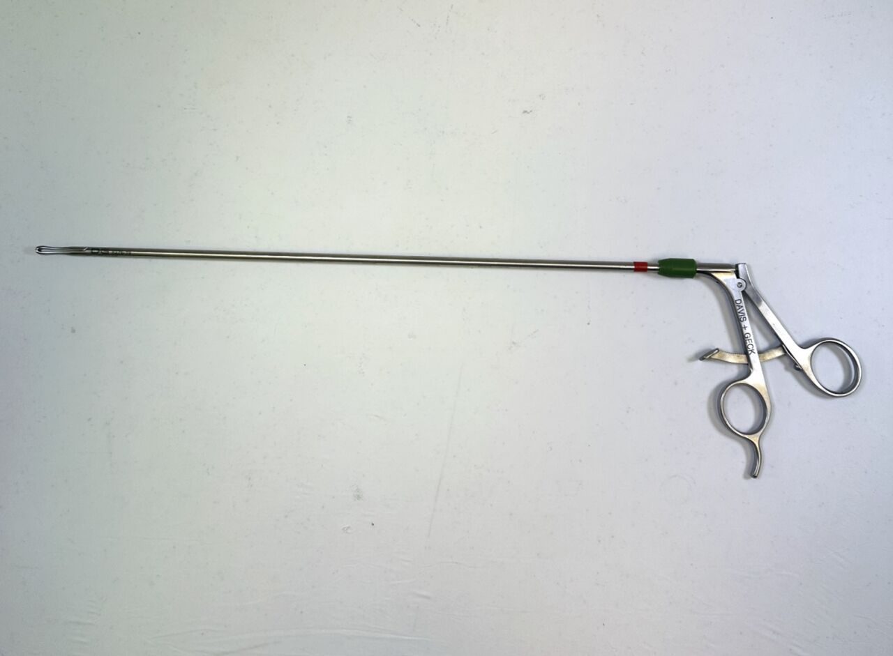DAVIS-GECK 8376-19 Laparoscopic Small Single Action Babcock Grasper w/ Ratchet — photo 1