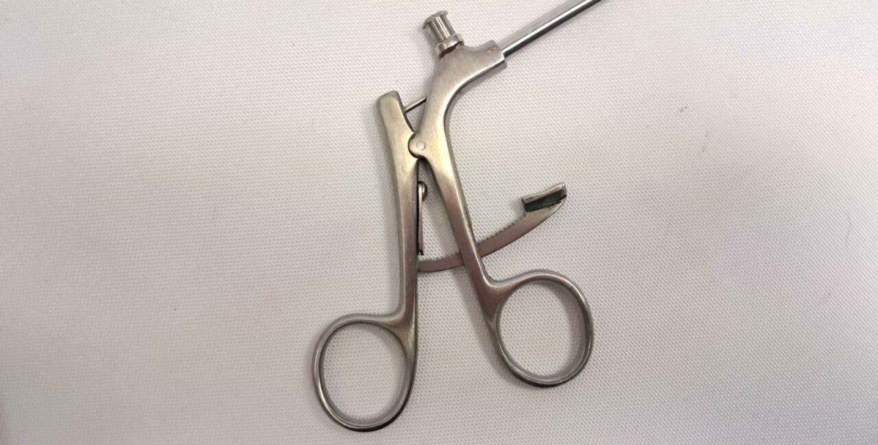 ENDOPLUS EG130R 5mm Fenestrated Grasping Forceps w/ Ratcheting Handle — photo 2