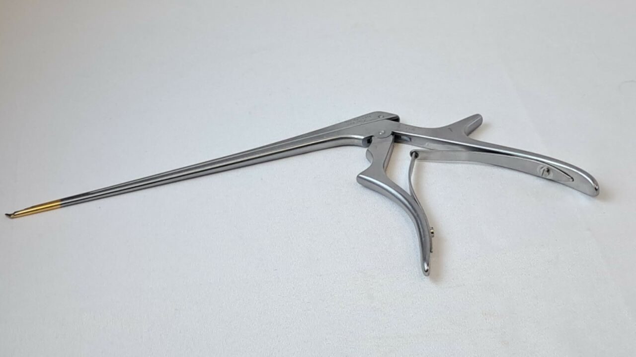AESCULAP FF661R Kerrison Bone Punch Rongeur 1mm 130° Up 7 7/8 Thin Footplate — photo 2