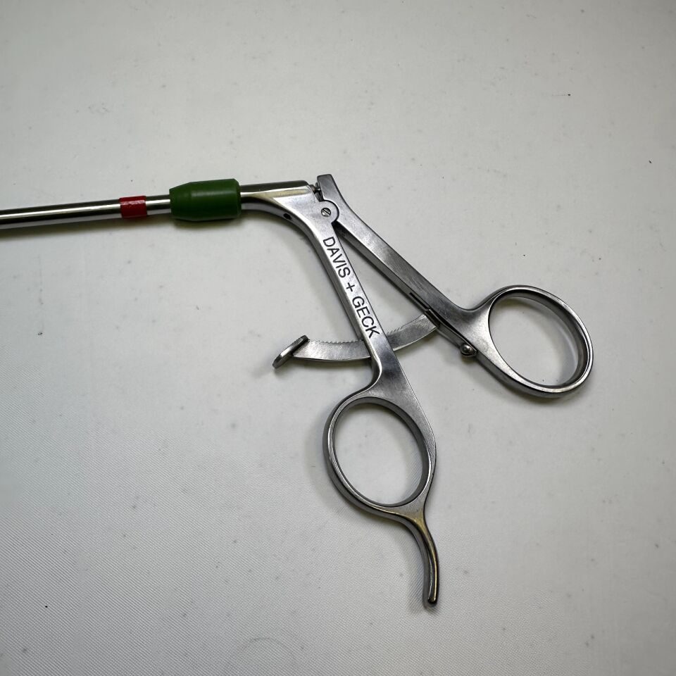 DAVIS-GECK 8376-19 Laparoscopic Small Single Action Babcock Grasper w/ Ratchet — photo 2