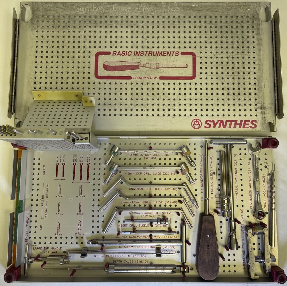 SYNTHES  Large Fragment System Plates Screws Instruments — photo 2
