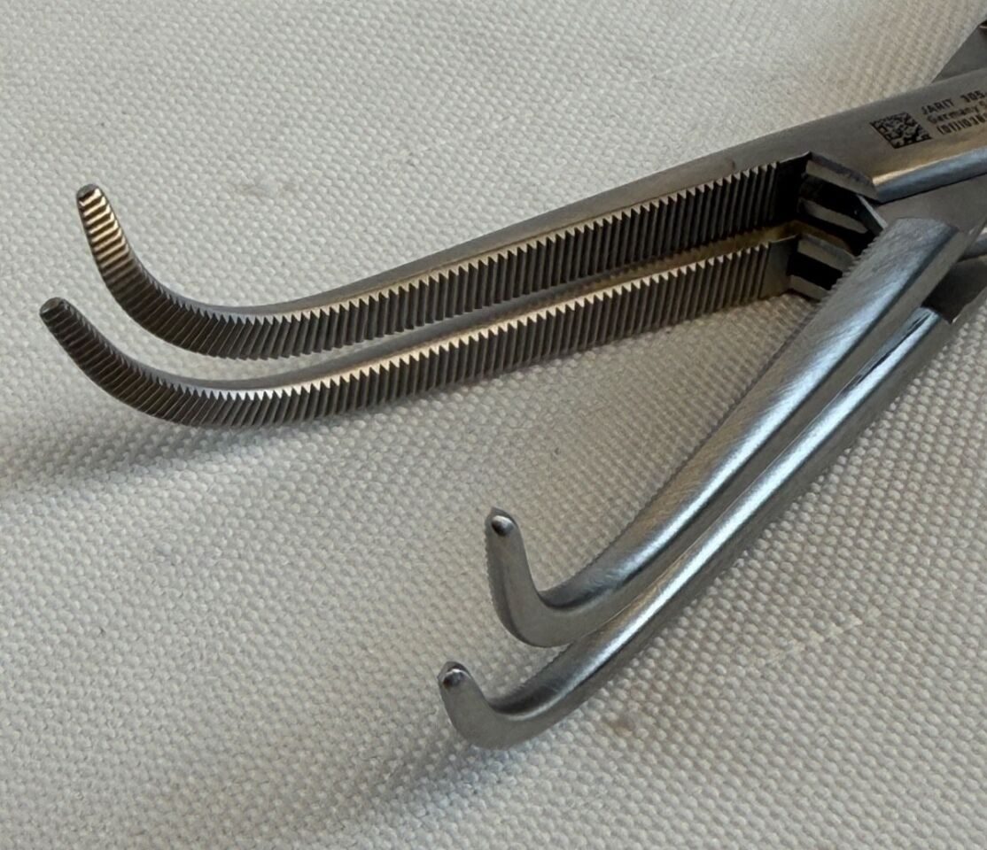 JARIT 305-385 Pair of Mixter Forceps Delicate Full Curve Serrated Blades — photo 3