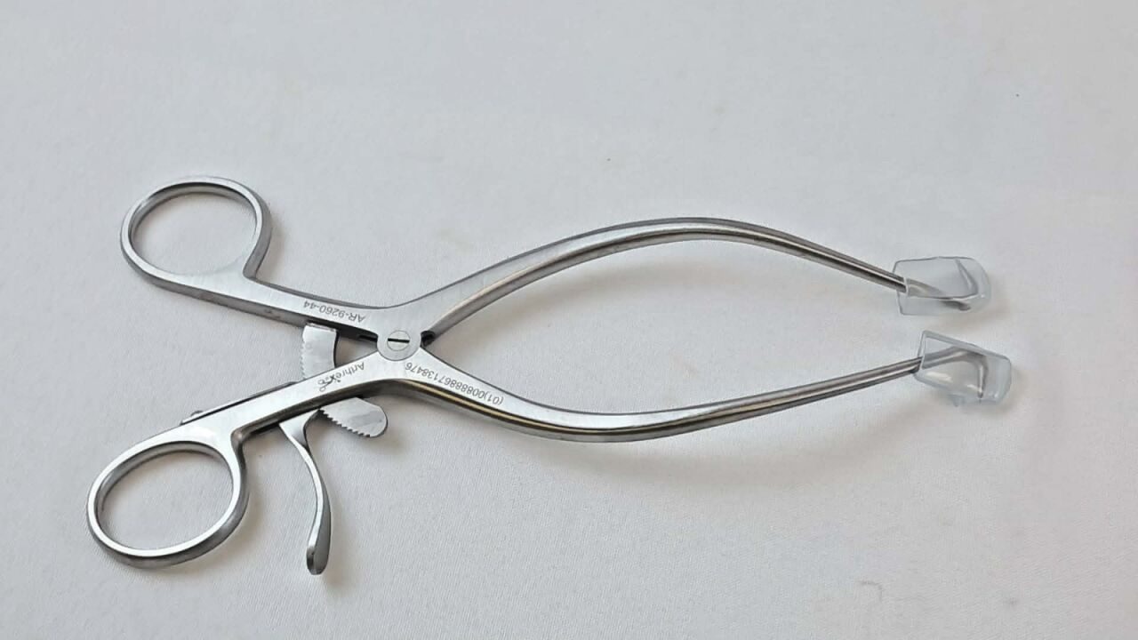 ARTHREX AR-9260-44 Gelpi 2 Prong Sharp Tip Retractor 7.25" Length — photo 3