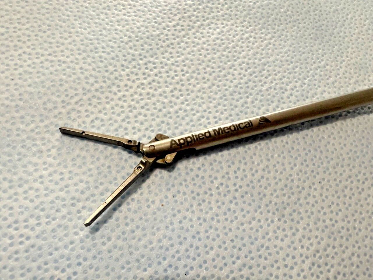 APPLIED MEDICAL C5209 Laparoscopic A-Trac Rotating Bowel Clamp 5mm x 38cm — photo 3