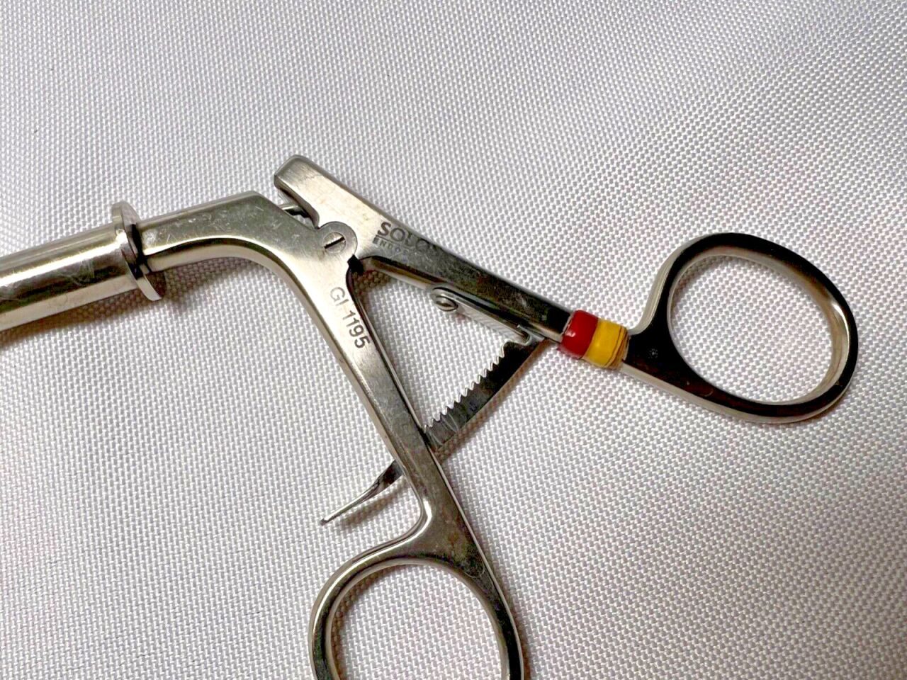 SOLOS ENDOSCOPY GI-1195 10mm Fenestrated Allis Clamp — photo 3