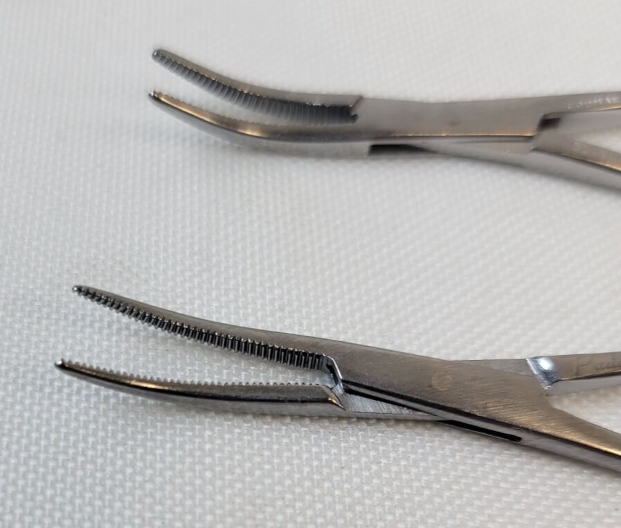 CODMAN Lot of 2 Mosquito Hemostatic Forceps Curved Tips Serrated 4" — photo 4