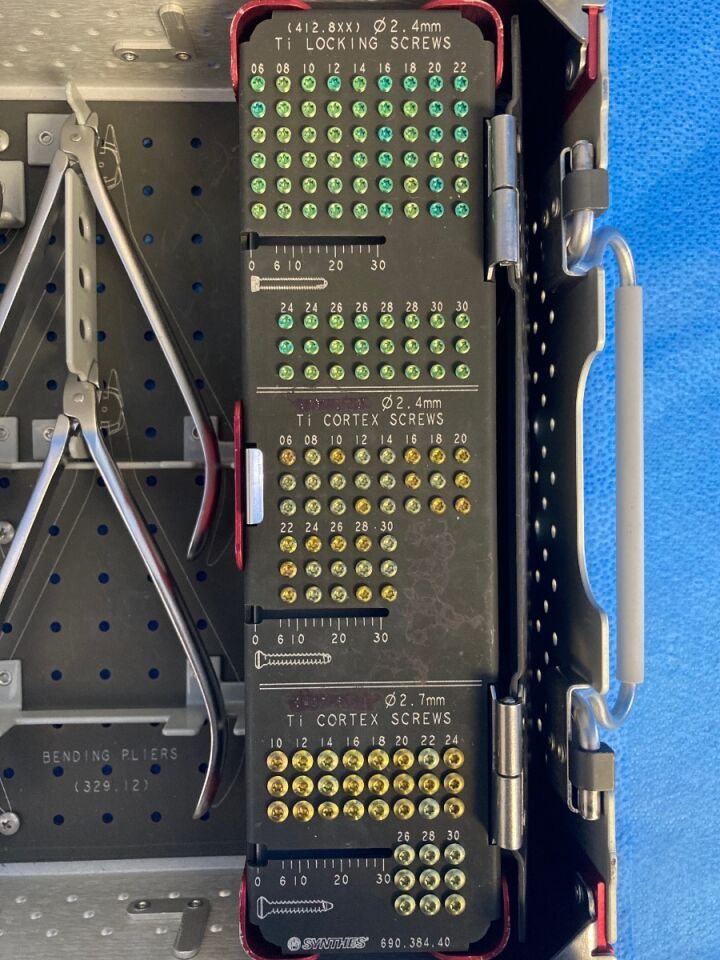 SYNTHES 145.515 Titanium 2.4mm LCP Dis. Rad. Plate Instrument and Implant Set Implant set — photo 3