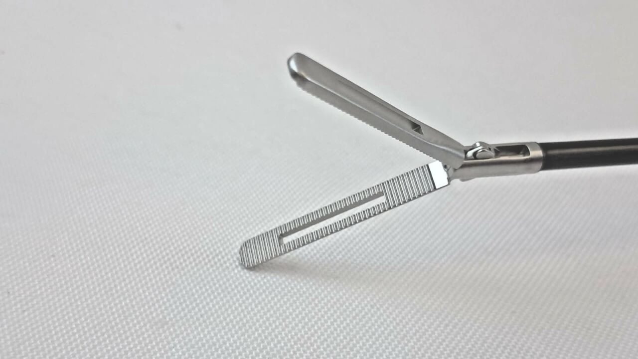 R. WOLF 8393.3267 5mm x 35cm Monopolar Laparoscopic Atraumatic Bowel Grasper — photo 4