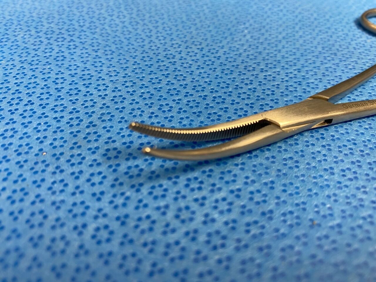 NOVO SURGICAL G2684-25 Crile Forceps Curved Tips 5 1/2" — photo 4