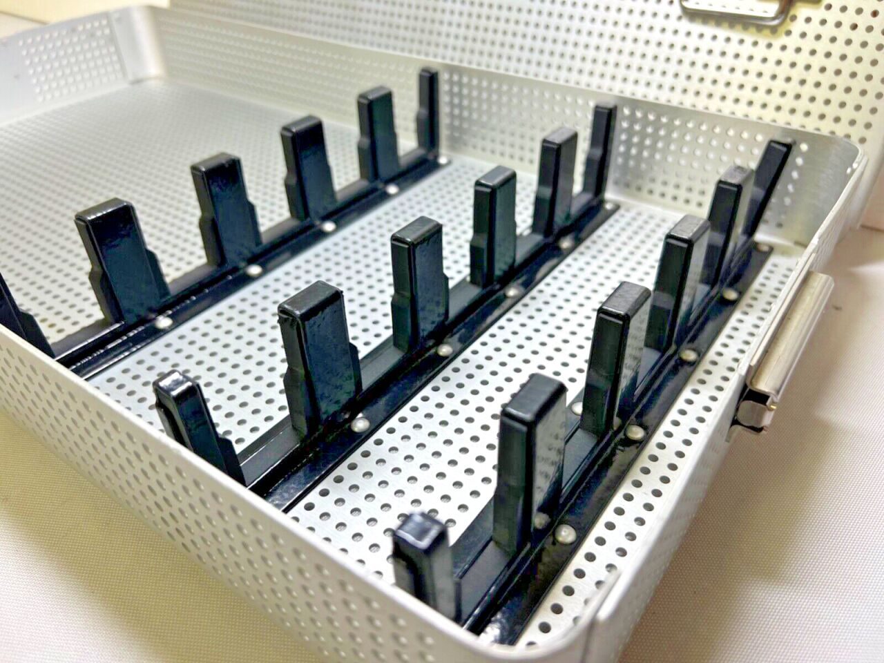 LIFE INSTRUMENTS  5 Slot Lumbar Elevator Curette Sterilization Case — photo 3