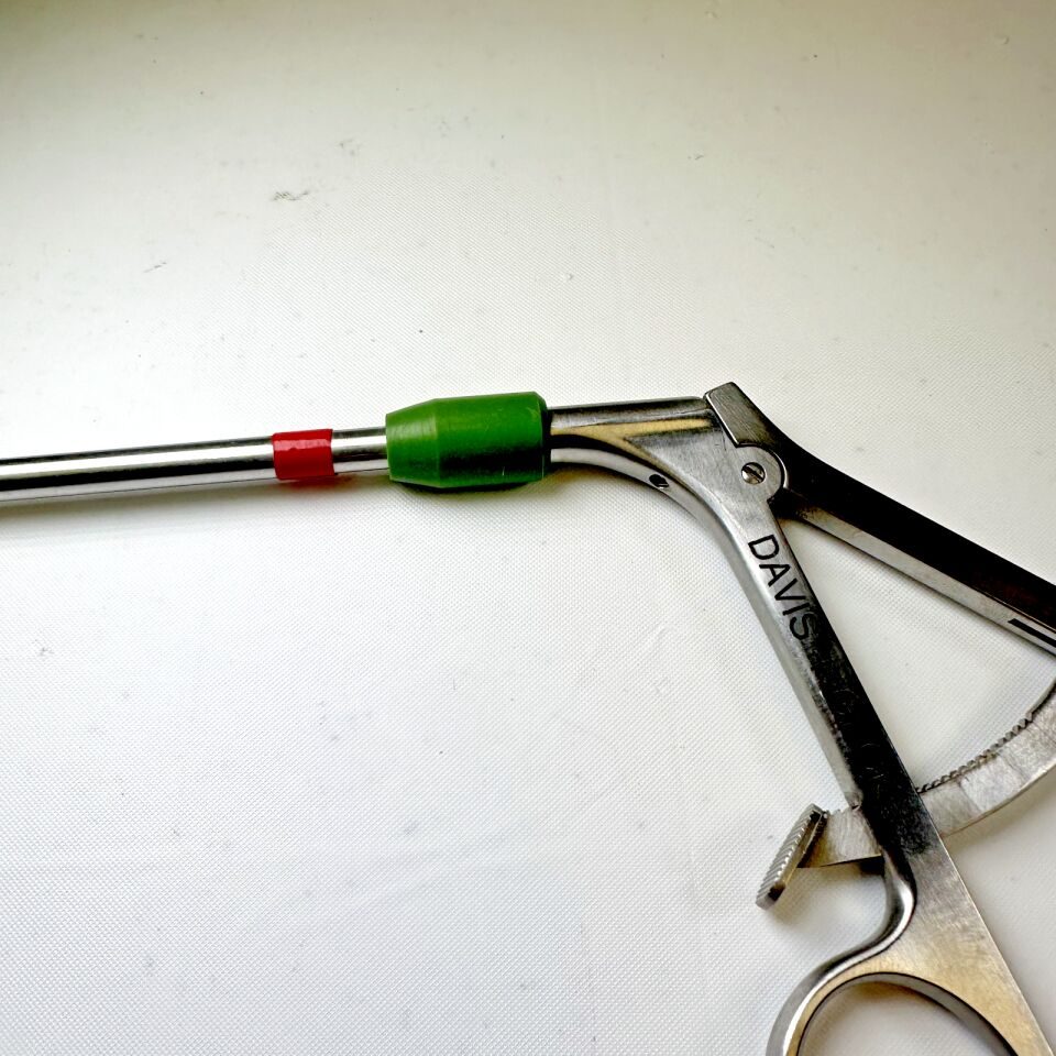 DAVIS-GECK 8376-19 Laparoscopic Small Single Action Babcock Grasper w/ Ratchet — photo 8