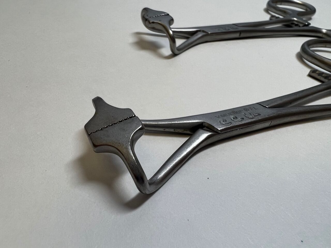 V. MUELLER SU2936 Towel Clamp 5-1/4" Non-Perforating Jaws Lot of 2 — photo 3