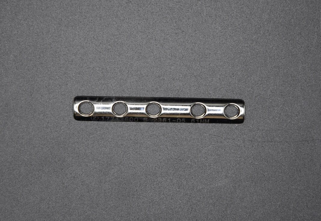 ZIMMER 2361-05 Surgical 5 Hole / 61mm ECT 1/3 Tubular Plate