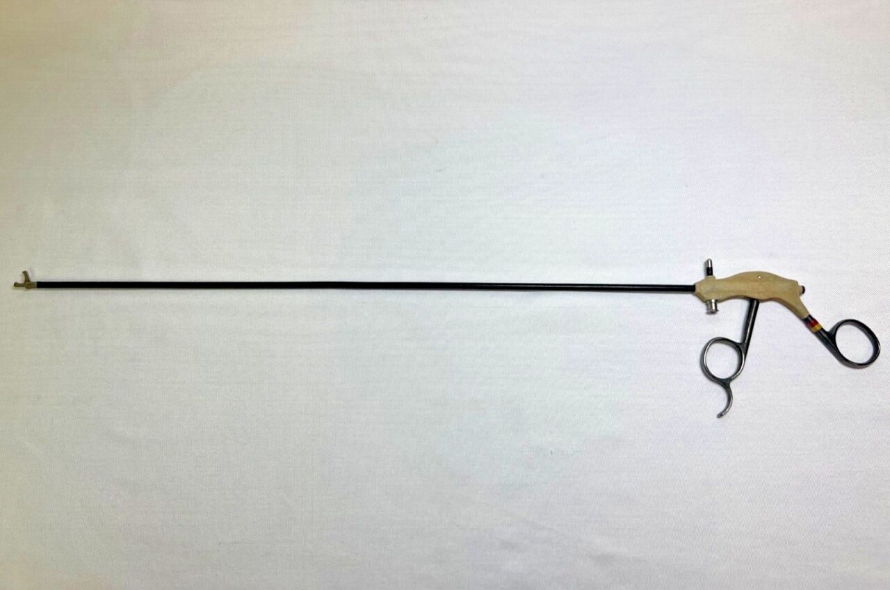 R. WOLF 8384.022 Bariatric Single Action Serrated Hooked Scissors 5mm X 46cm — photo 1