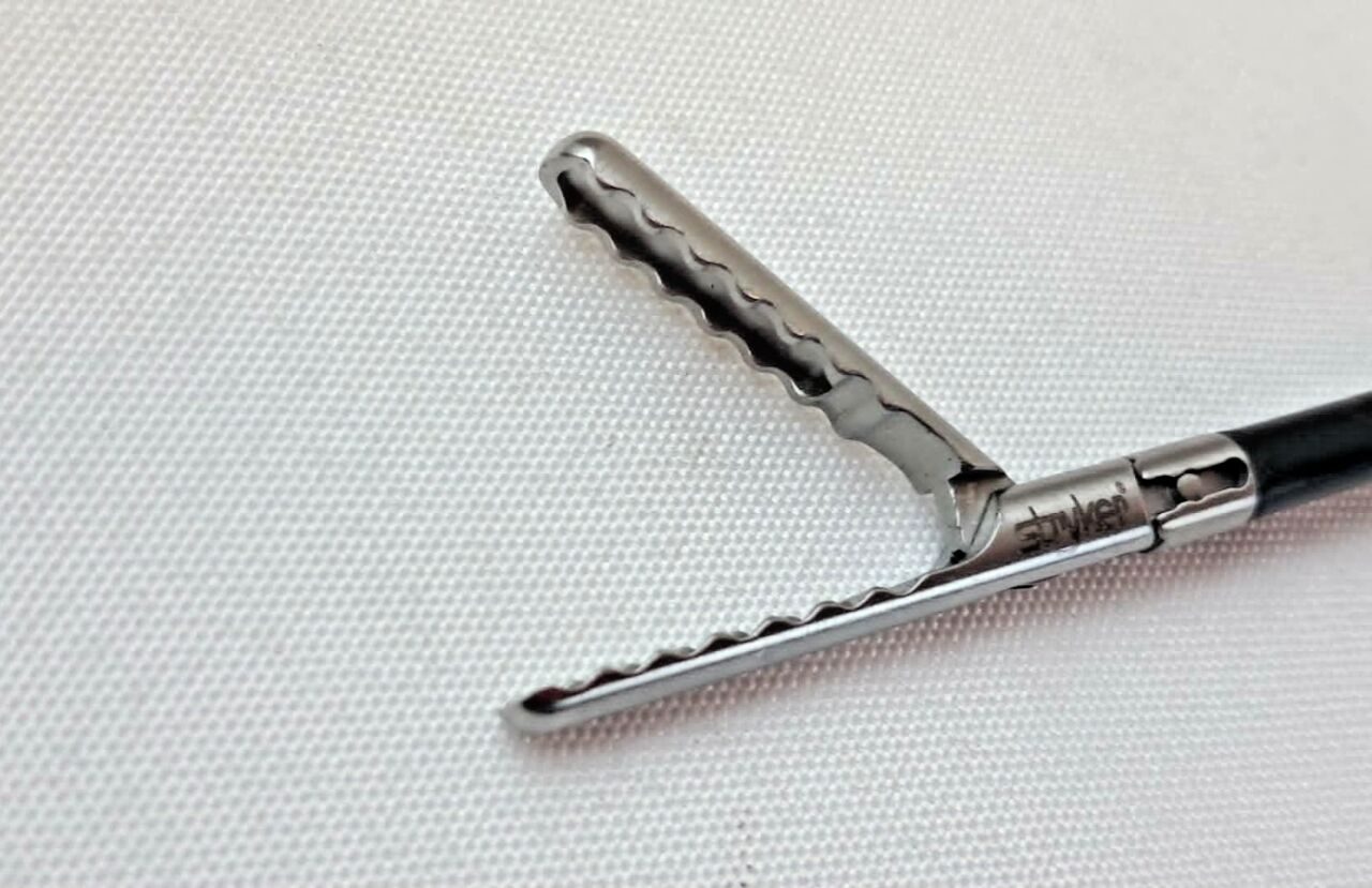 STRYKER 250-080-617 w/ 250-080-310 PEEK Monopolar Handle 5mm w/ Grasper Insert — photo 4