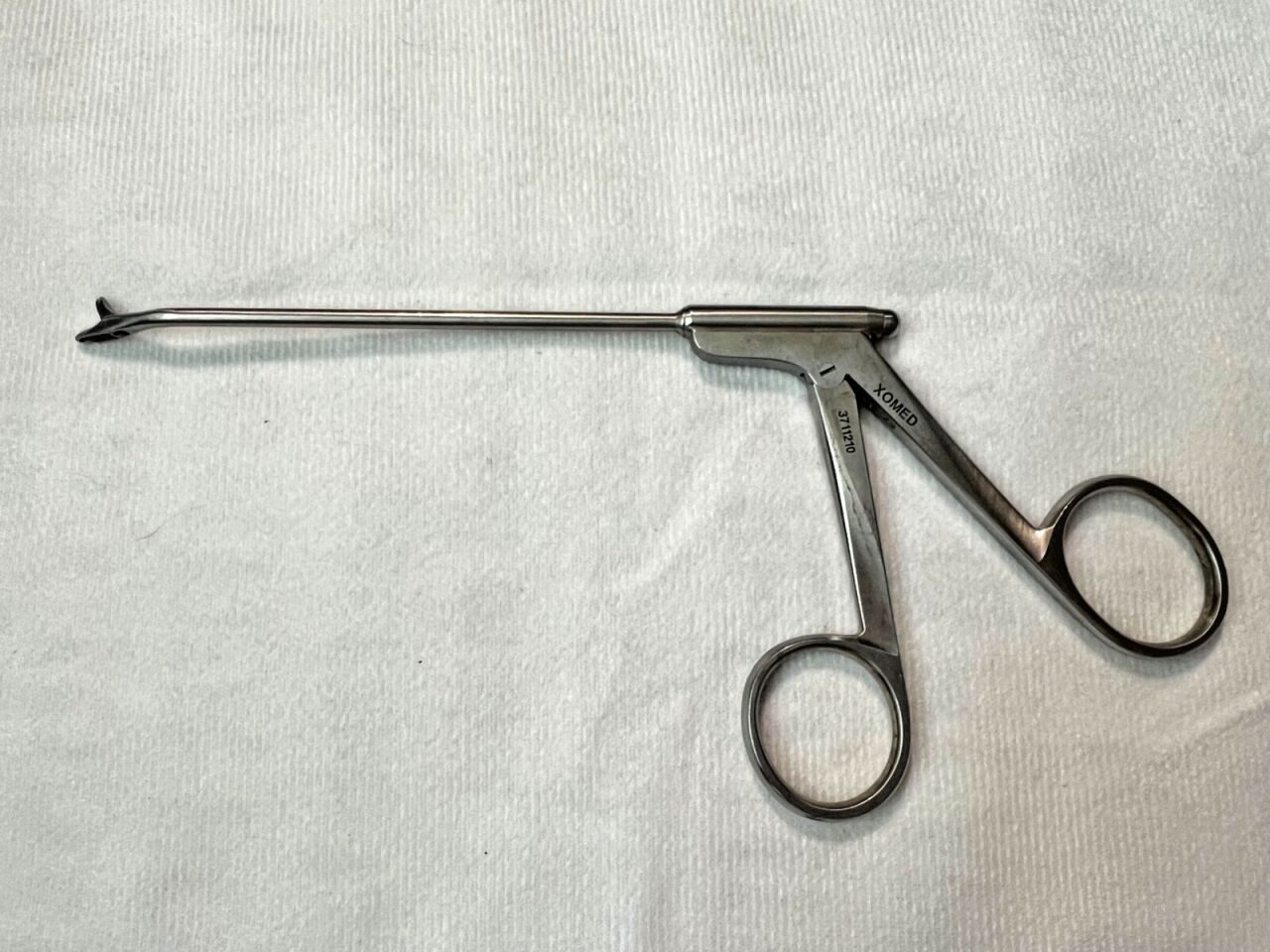 XOMED 3711210 4.5" WL Weil-Blakesley Thru-Cut Forcep 2.5mm Serrated Right Angle