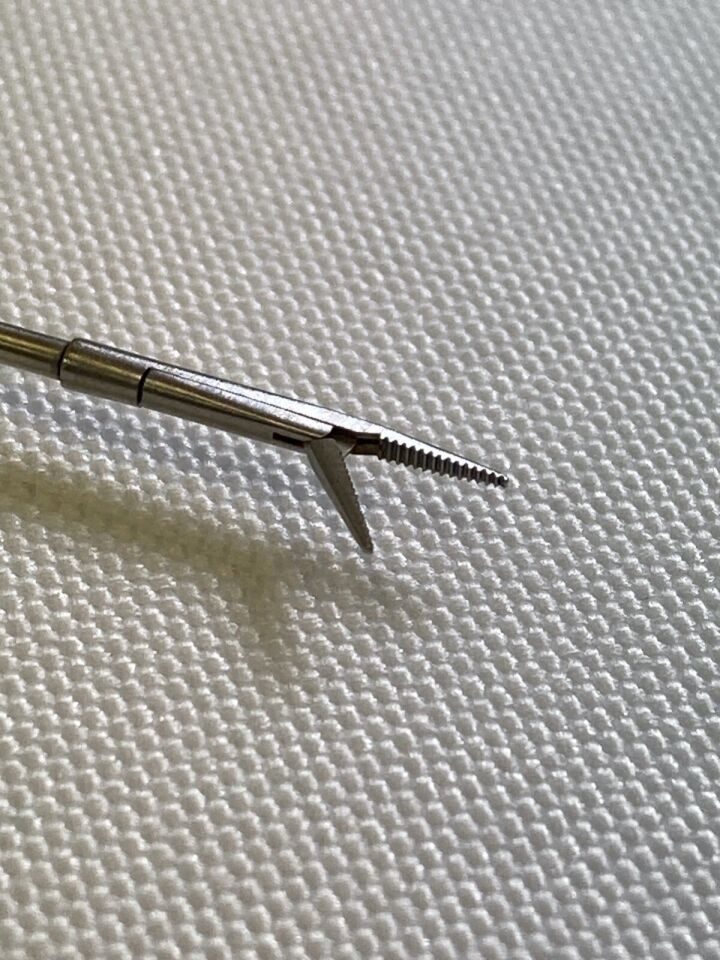 AESCULAP FD423R Fahlbusch Semi Rigid Grasping Forcep 2mm x 15cm — photo 5