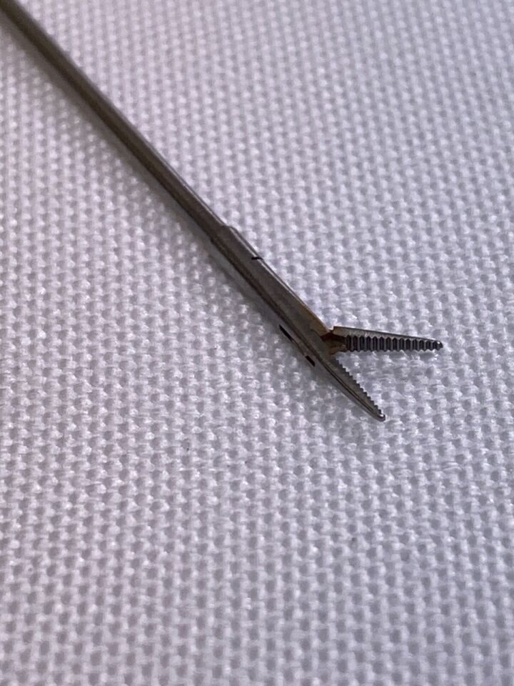 AESCULAP FD423R Fahlbusch Semi Rigid Grasping Forcep 2mm x 15cm — photo 6