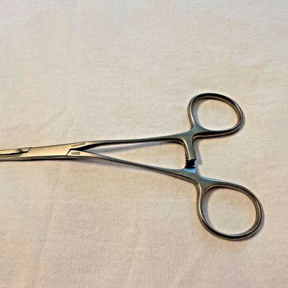 CODMAN 37-1910 Cooley Classic Acutely Curved Calibrated Aorta Clamp — photo 2