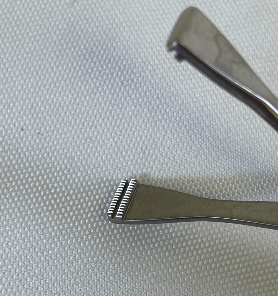 STRYKER 250-080-240 250-080-230 10mm x 33cm Allis Tissue Laparoscopic Grasper — photo 4