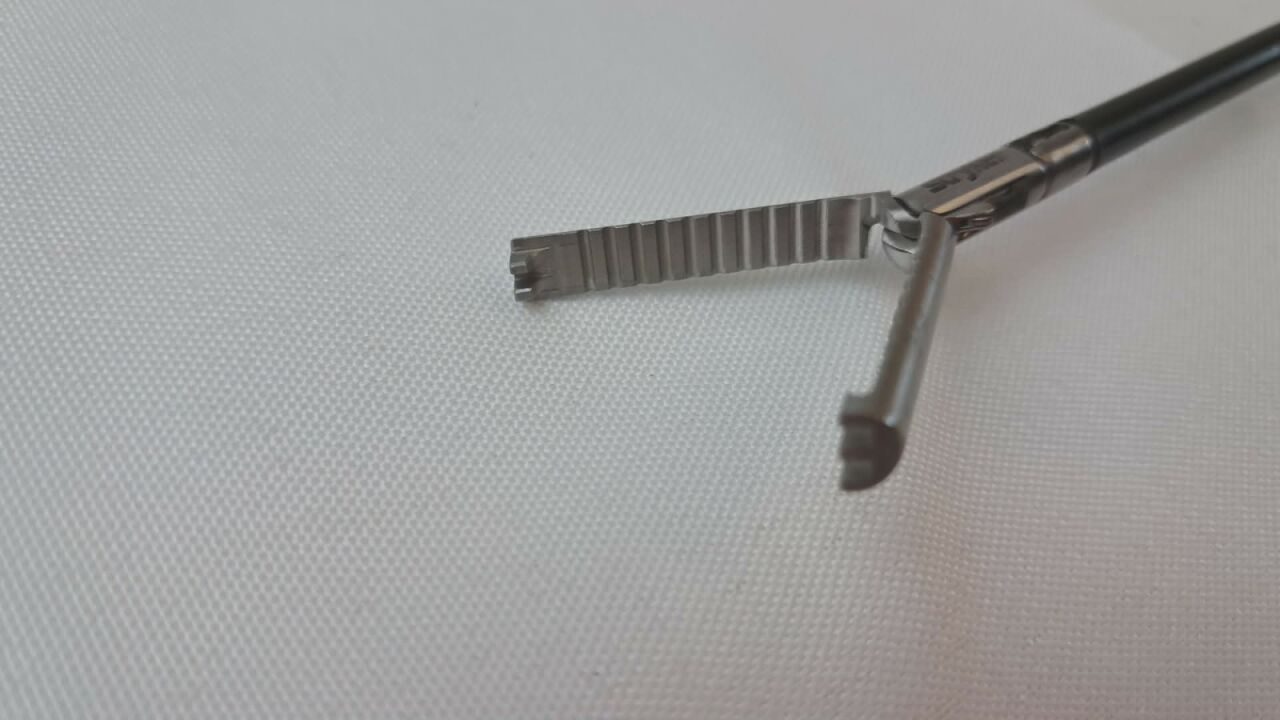STRYKER 250-080-697 5mm Retention Grasping Forceps w/ Monopolar Handle — photo 3