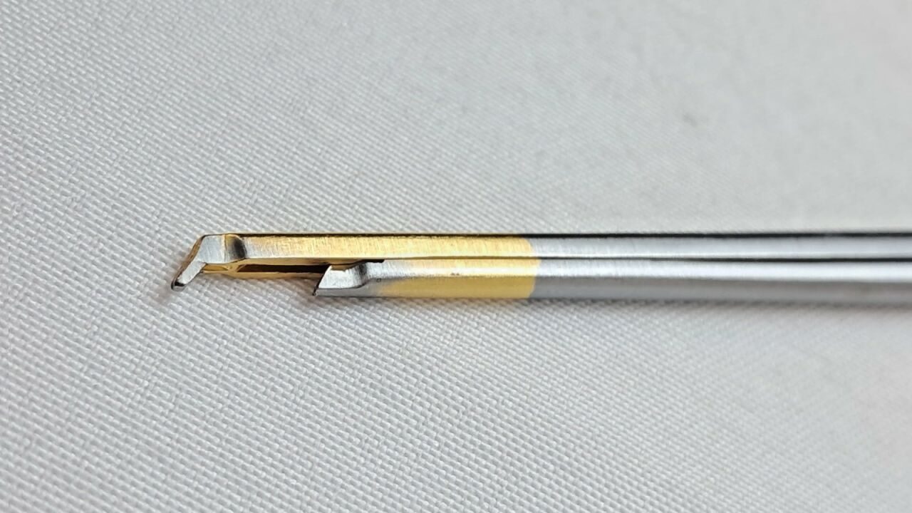 AESCULAP FF661R Kerrison Bone Punch Rongeur 1mm 130° Up 7 7/8 Thin Footplate — photo 4