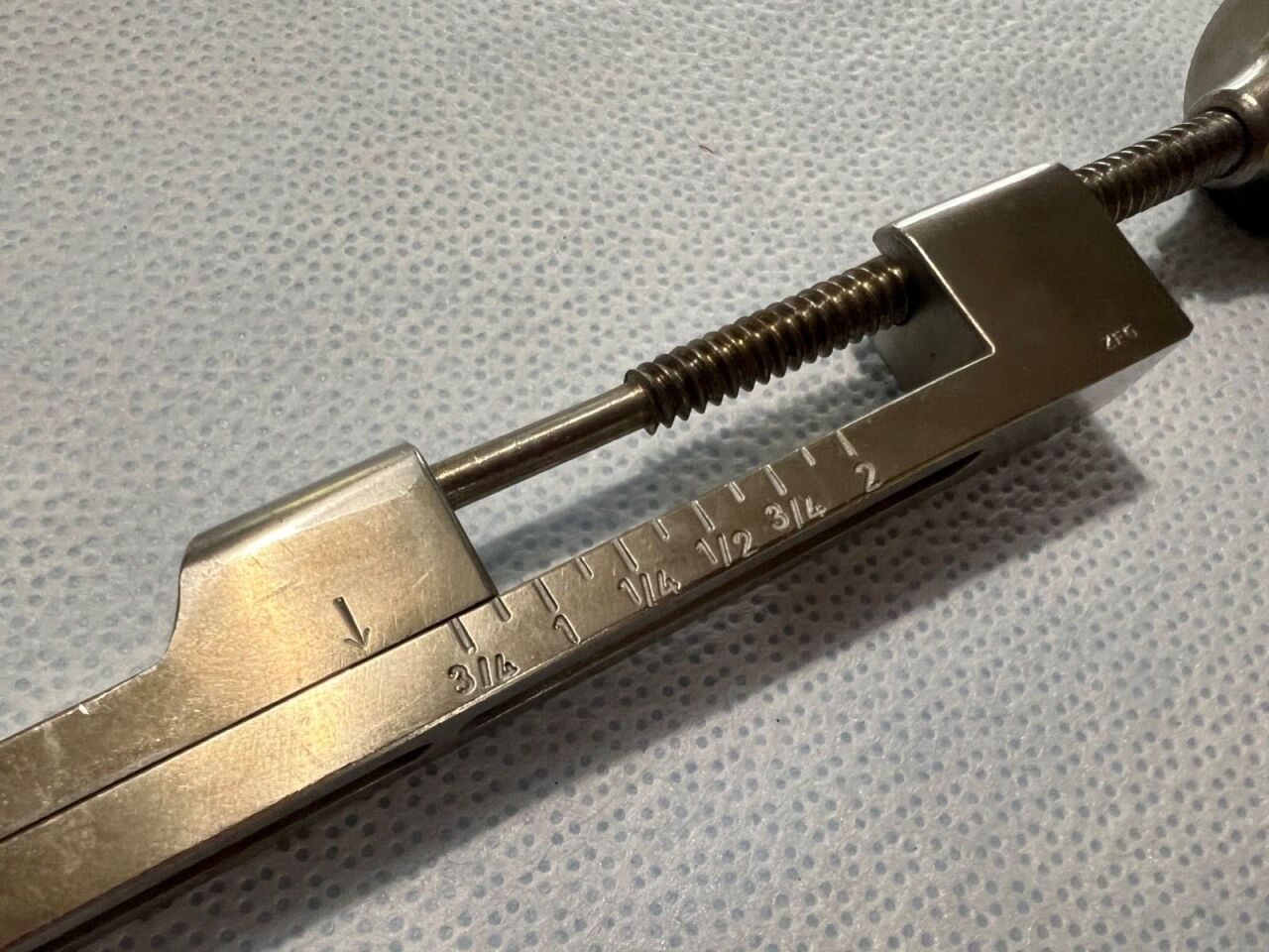 ZIMMER 3209 Lowman Single Prong Orthopedic Bone Clamp 30mm x 18cm — photo 4