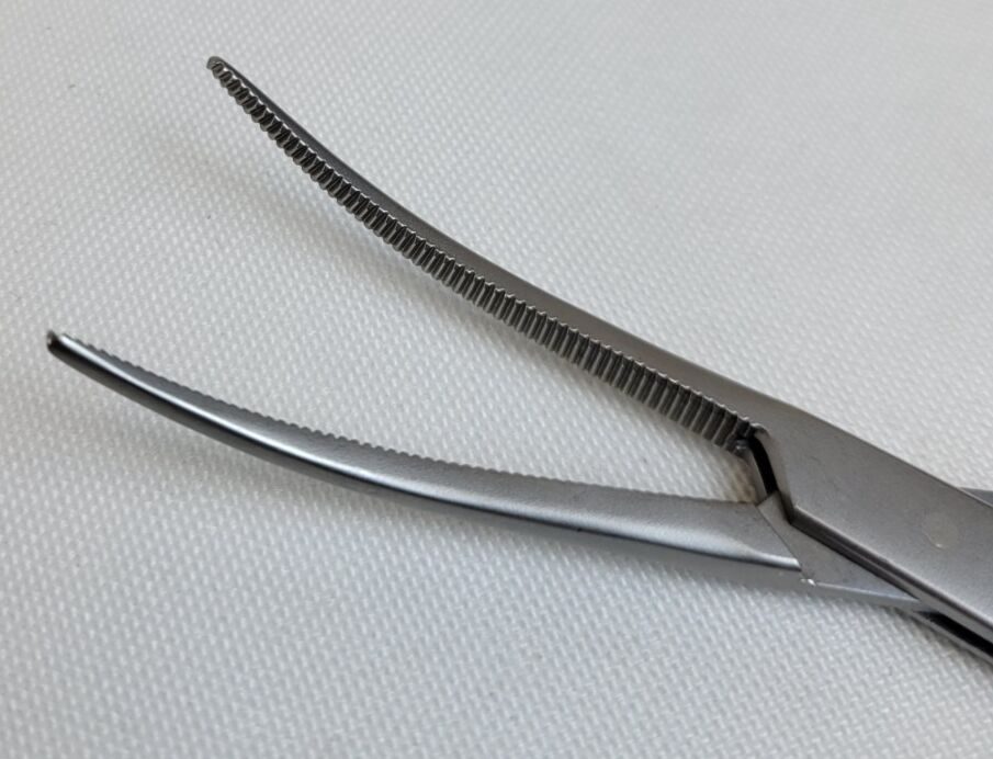 TORNIER  Crile Hemostatic Forceps Curved Jaws 7-1/2" Set of 2 — photo 7