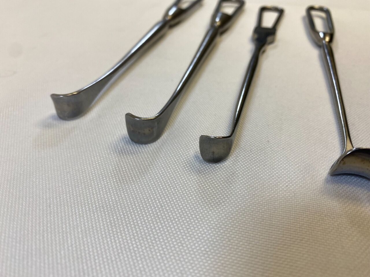 Set of 4 Assorted Various Sizes Orthopedic Vein Retractors — photo 6