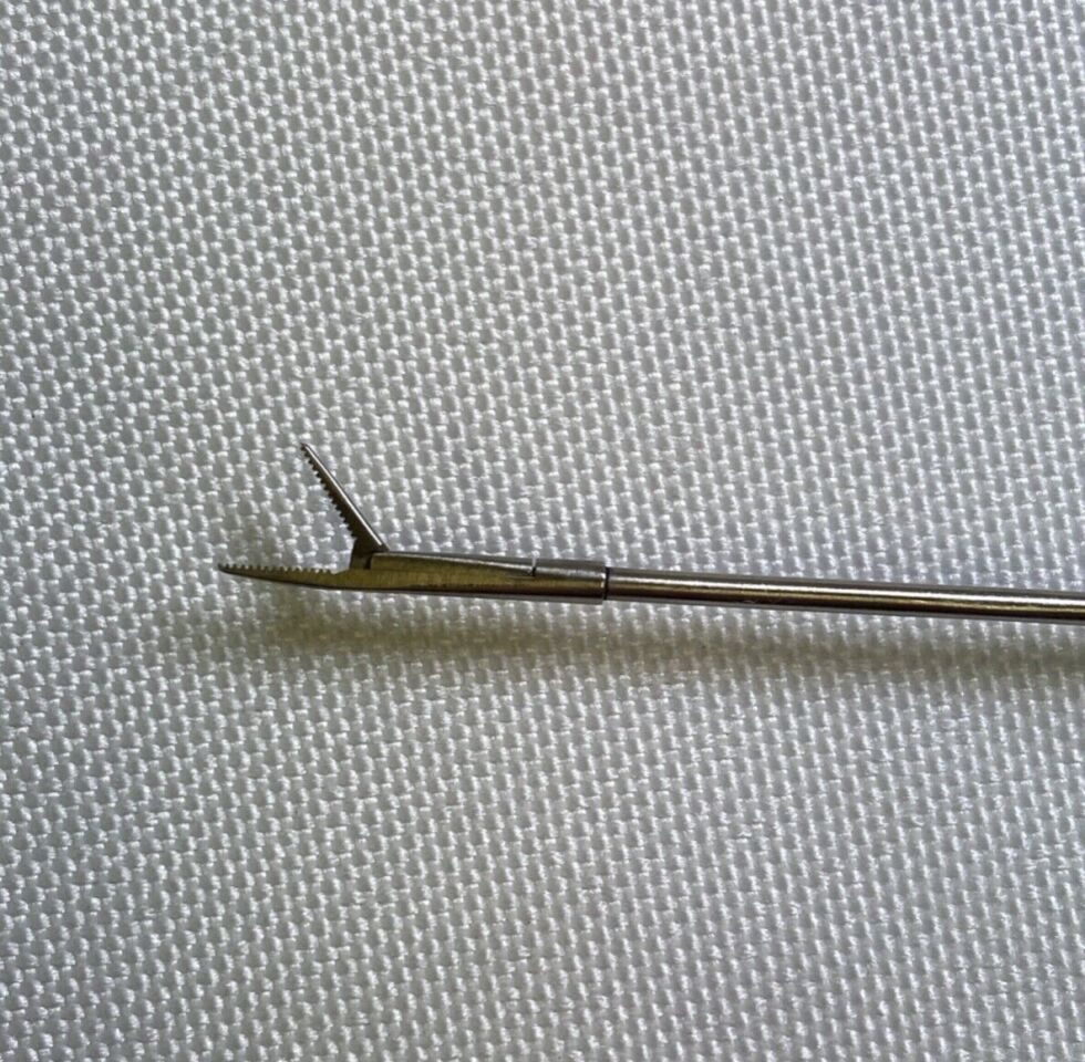 AESCULAP FD423R Fahlbusch Semi Rigid Grasping Forcep 2mm x 15cm — photo 3