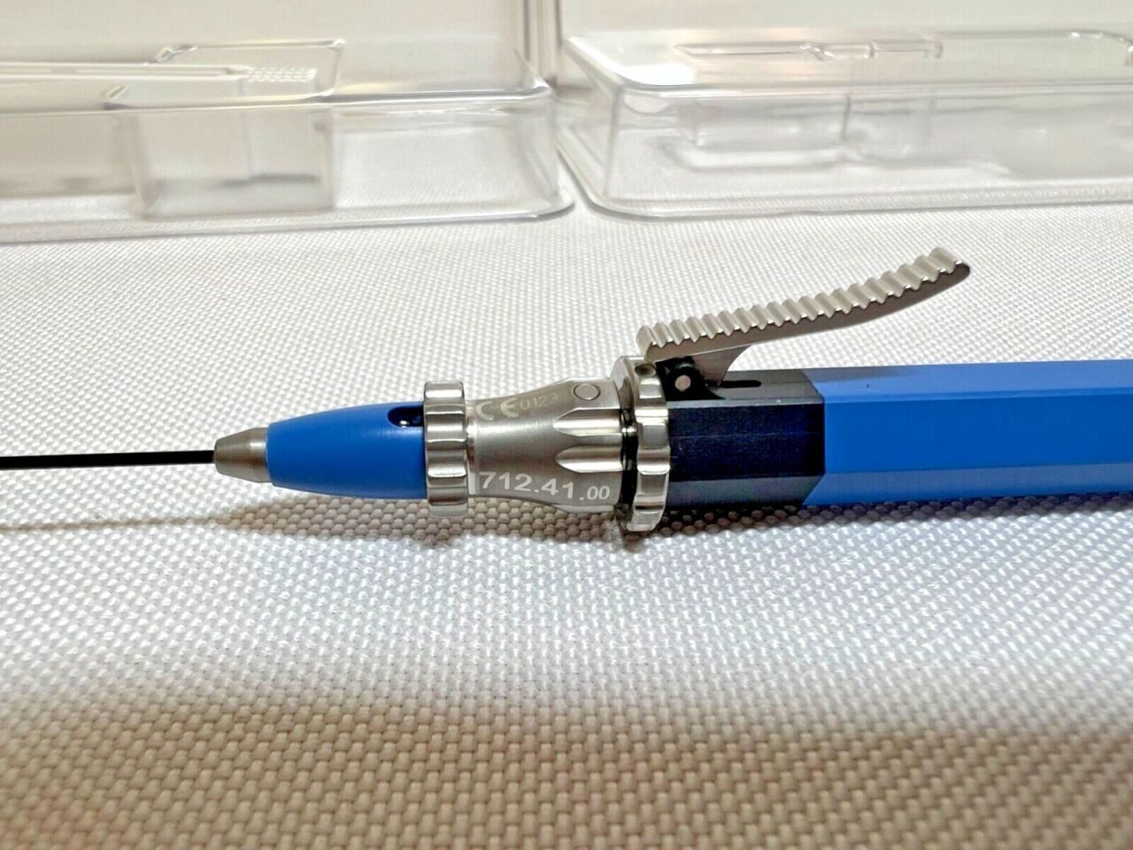 ALCON 712.00.12 Grieshaber Handle w/ 712.41.00 Conformal 20 Gauge Forceps — photo 2