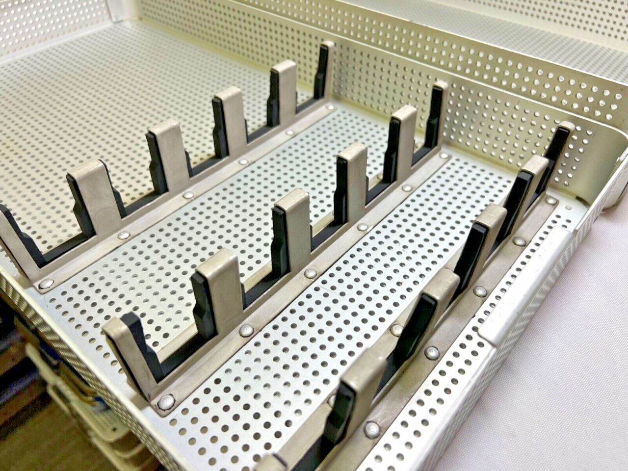 LIFE INSTRUMENTS  5 Slot Lumbar Elevator Curette Sterilization Case w/ Basket — photo 3