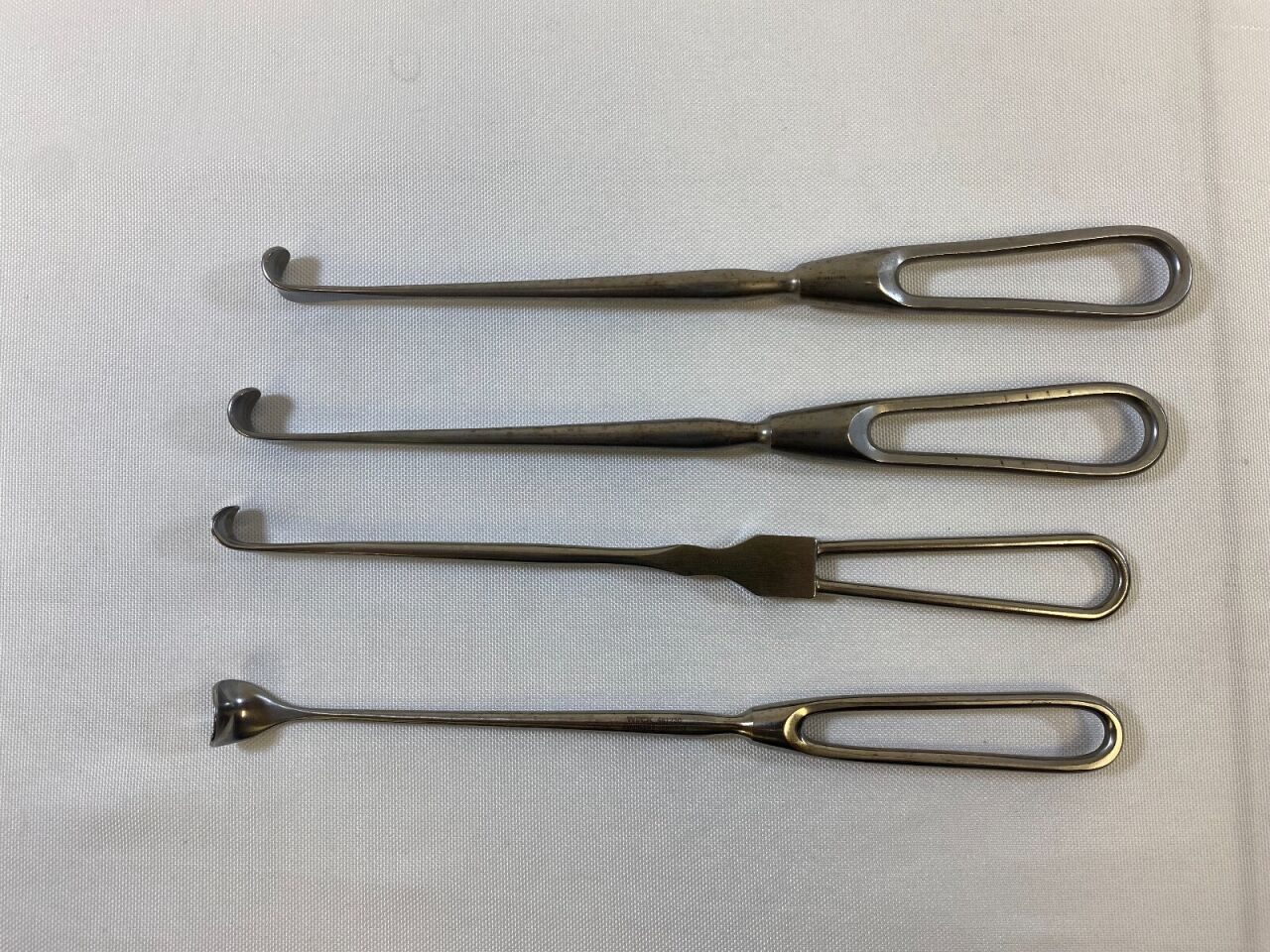 Set of 4 Assorted Various Sizes Orthopedic Vein Retractors — photo 1