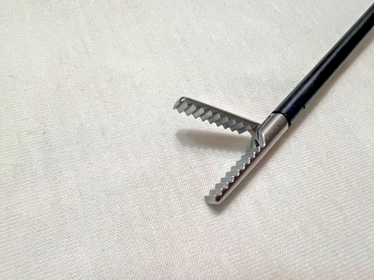 AESCULAP PO615R ADTEC Laparoscopic 5mmX31cm Monopolar Alligator Grasping Forcep — photo 3