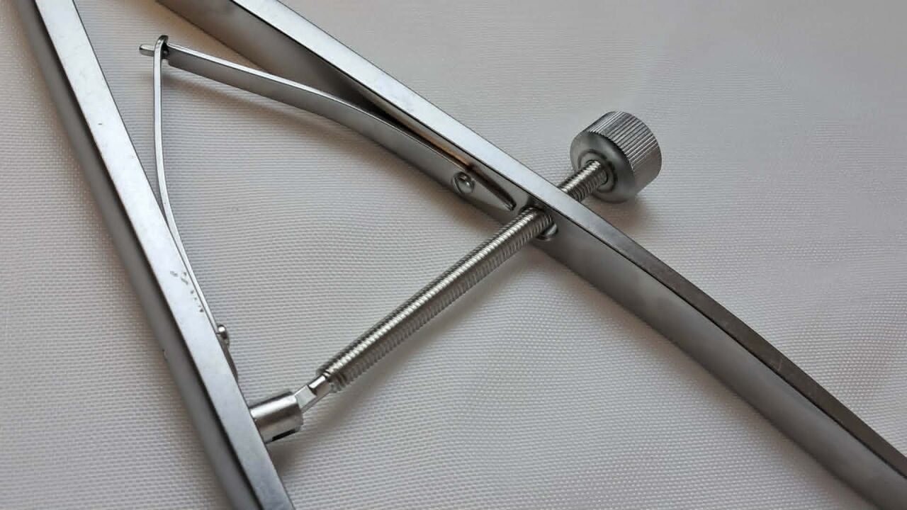 SYNTHES 388.41 Universal Spine Curved Distractor — photo 7
