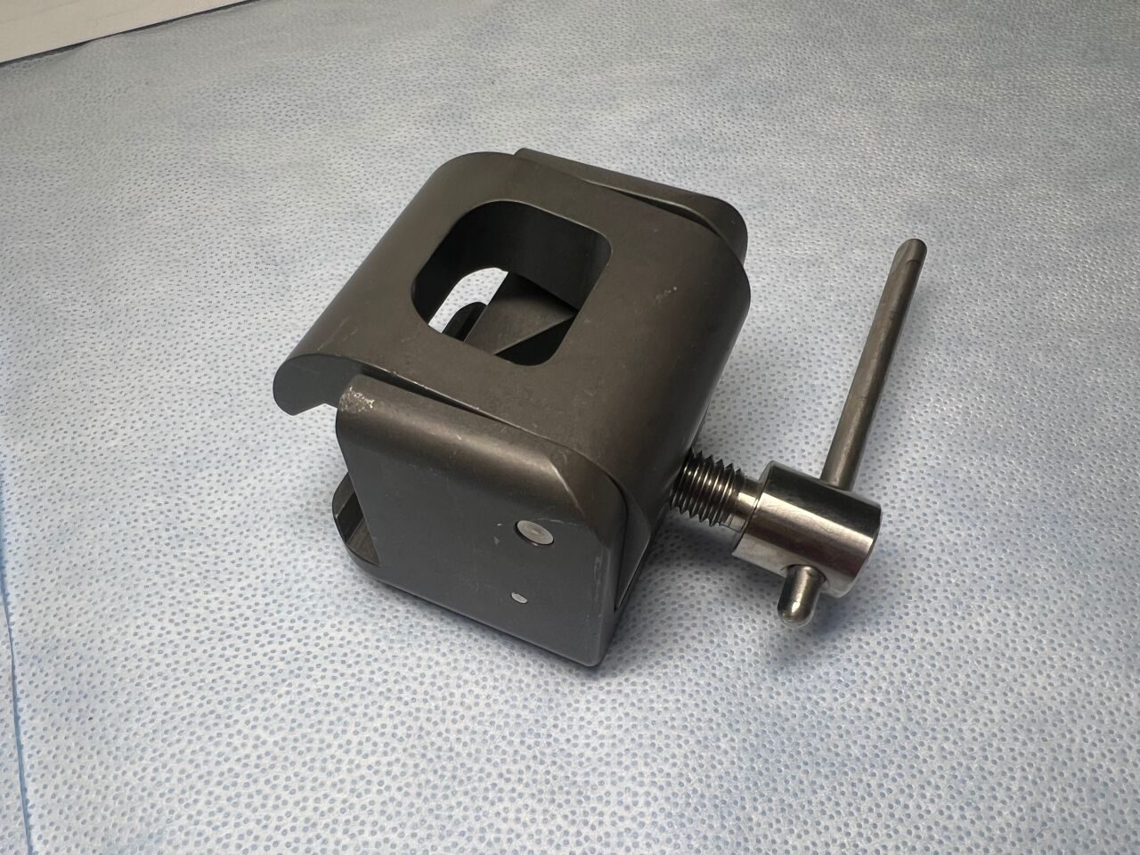 MEDTRONIC 03.809.942 Table Clamp For Universal Arm Oracle Cage — photo 2