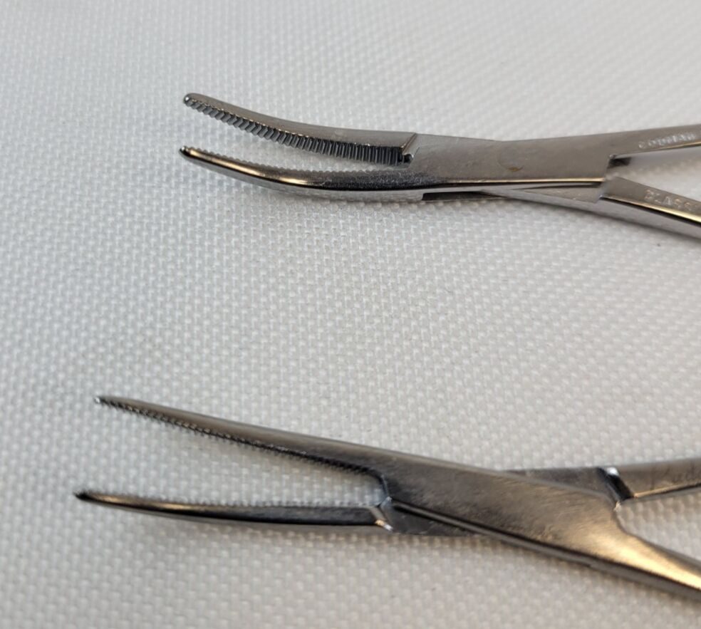 CODMAN Lot of 2 Mosquito Hemostatic Forceps Curved Tips Serrated 4" — photo 3