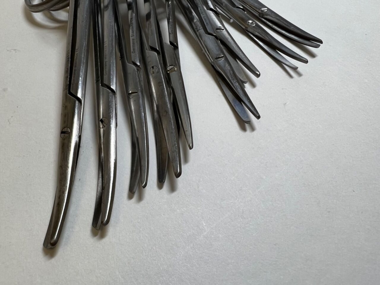KONIG MDS0828111 Lot of 9 Surgical Curved Scissors on Stringer — photo 3